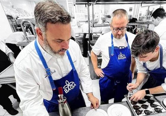 Ángel León y Pedro Sánchez observan la elaboración de un plato.