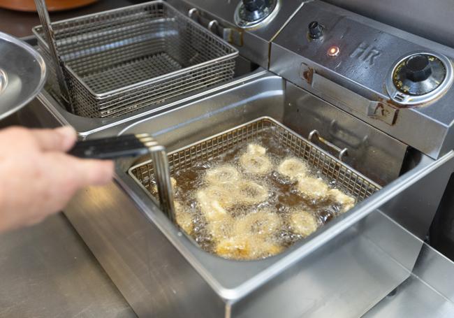 Un buen golpe de aceite para freír los calamares a la romana.