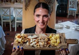 Lourdes Moya nos enseña cómo preparar una buena y completa tabla de quesos en La Alquería de la Vega.