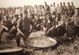 Soldados republicanos, con una paella en la Navidad de 1936.