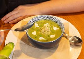 Una de las sopas frías que ofrece Hicuri en su menú del día durante los meses de verano.