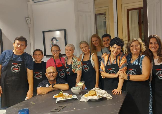 David junto a varios alumnos de Granada Cooking.