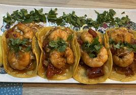 Los tacos de camarones al tequila de El Nopal, hechos con tortitas de maíz, un auténtico manjar.