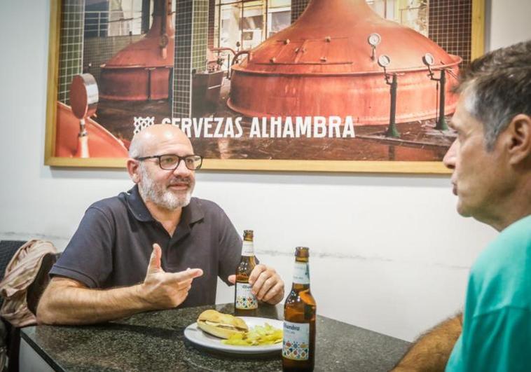 Joaquín Puga comenta sus proyectos fotográficos en el Bar Romero.