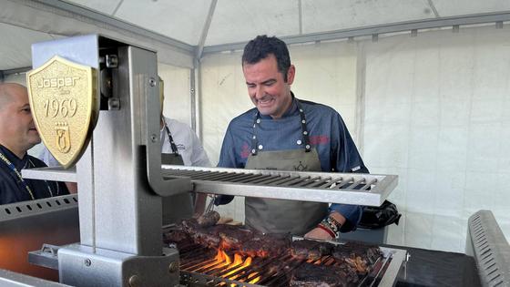 El cocinero del Asador de la Reina de la Zubia, en el Campeonato Nacional de Parrilla
