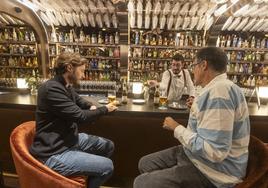 Carlos Navarro habla en Seda Club Hotel de su exposición en la galería Toro-Brossard.