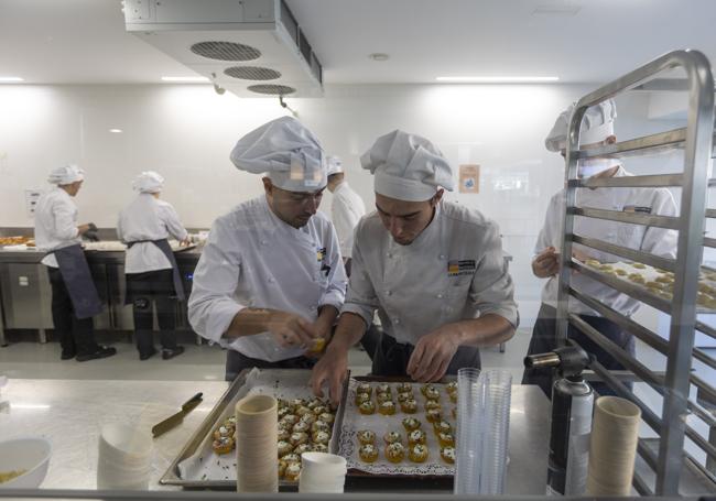 Alumnos de La Inmaculada preparan los bocados del cóctel.