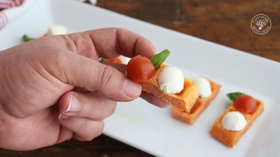 Receta de gofres de tomate con queso, albahaca y mozzarella