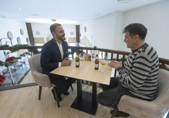 Miguel Ángel Angulo habla en el hotel Saray de su poemario 'La utilidad de la familia'.