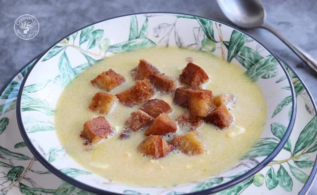 Receta de sopa de ajo con jamón, picatostes y azafrán