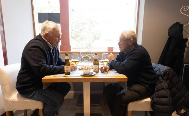 Juanjo Navarro y Gregorio Jiménez conversan en La Golondrina Bistro sobre innovación y futuro. 
