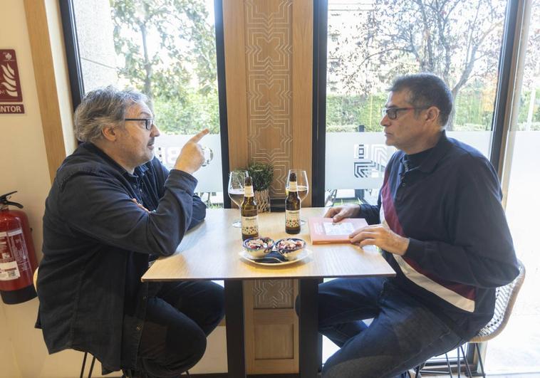 El escritor Carlos Zanón repasa la dimensión gastronómica y etílica de algunas de sus obras.