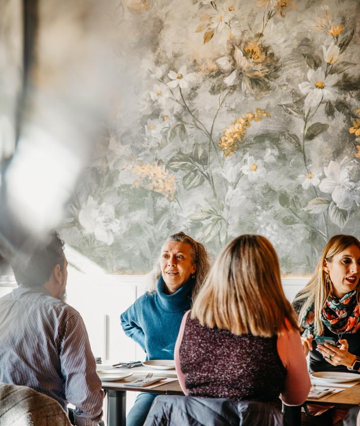 Imagen secundaria 2 - Una noche mágica en Los Manueles: Amor, prosperidad y exquisita gastronomía