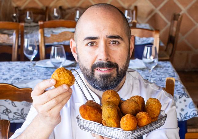 Pablo Sánchez, Maestro Culinario, muestra las croquetas de El Gallo.