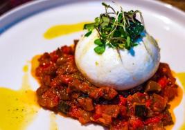 La soberbia Burratta con caponata siciliana de Bámbola.