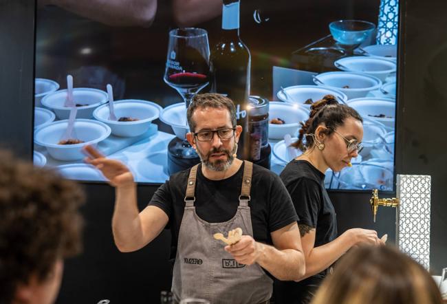 Ismael Delgado e Ester Ibarz, de Portal el Bajo I, en el stand de Sabor Granada de Madrid Fusión, donde prepararon ocho exquisitas elaboraciones.