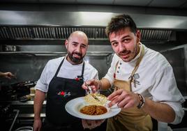 Pablo Sánchez y RafaelArroyo, mano a mano en la cocina de El Claustro, terminan de emplatar unos sobrebios callos.