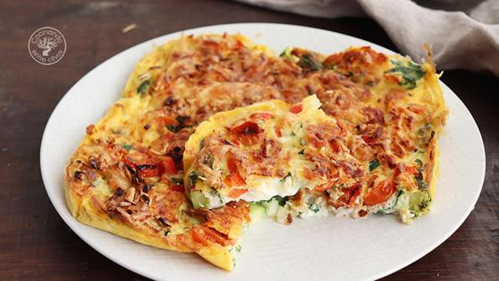 Tortilla de verduras y queso hecha en freidora de aire