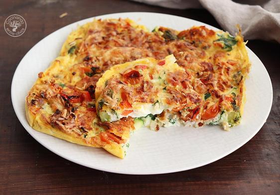 Tortilla de verduras y queso hecha en freidora de aire