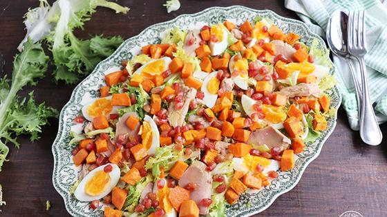 Ensalada de escarola con boniato, granada y atún