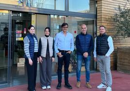 Gerado Corzo, en el centro de la imagen, junto al equipo de Bodegas Mar.