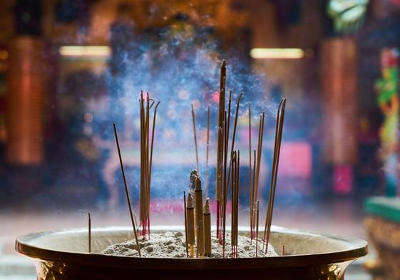 Varas de incienso a la entrada de un templo.