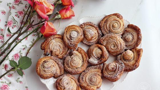 Rollos de canela con hojaldre y mantequilla