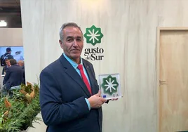 Juan José Castillo recibiendo el sello de calidad certificada 'Gusto del Sur'.