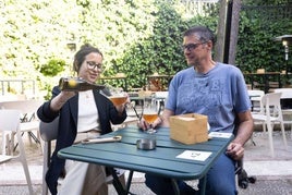 Eugenia Ferreras nos aconseja que el cuello de la botella no contacte con el vaso al servir cerveza.