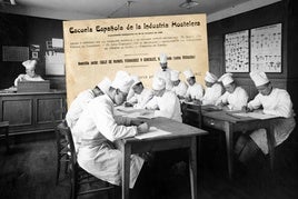 Carta con membrete de la Escuela Española de la Industria Hostelera (1912) y fotografía de una clase.