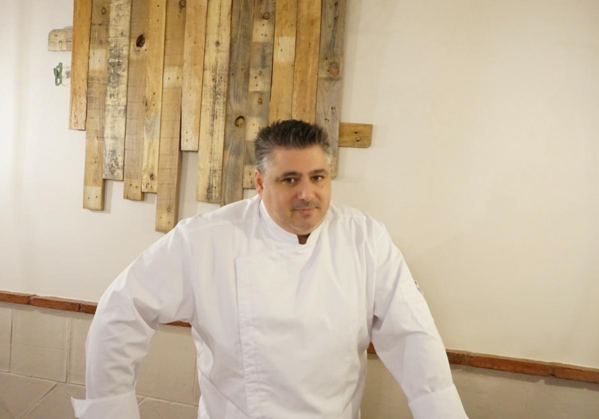 Miguel Molina en su restaurante de Dúrcal, el Molino del Puente.