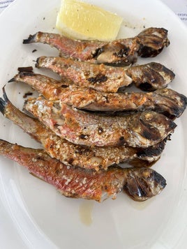 Salmonetes espetados en El Farillo de Calahonda, para dar el comienzo al verano gastronómico.