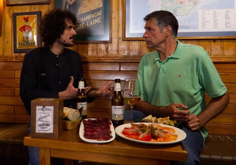 Darío Tamayo habla en La Brujidera de la fértil creatividad que se da en los bares de Granada.