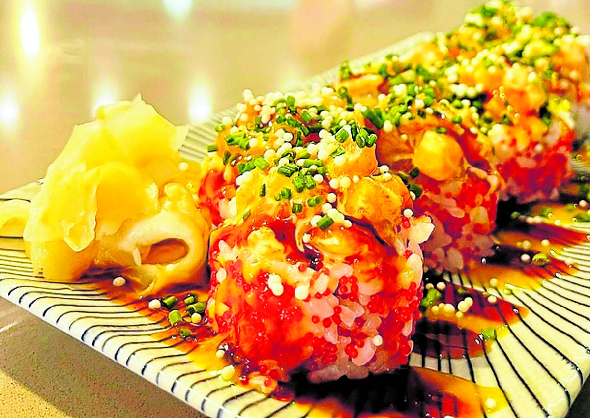 Imagen secundaria 1 - Ensalada Poniente con brotes verdes, tomate cherry, burrata, cebolla crujiente y pesto al perejil. | El sushi de Detako Gastrobar de La Herradura | Espaguetis al ragú del chiringuito Poniente, en Motril. 