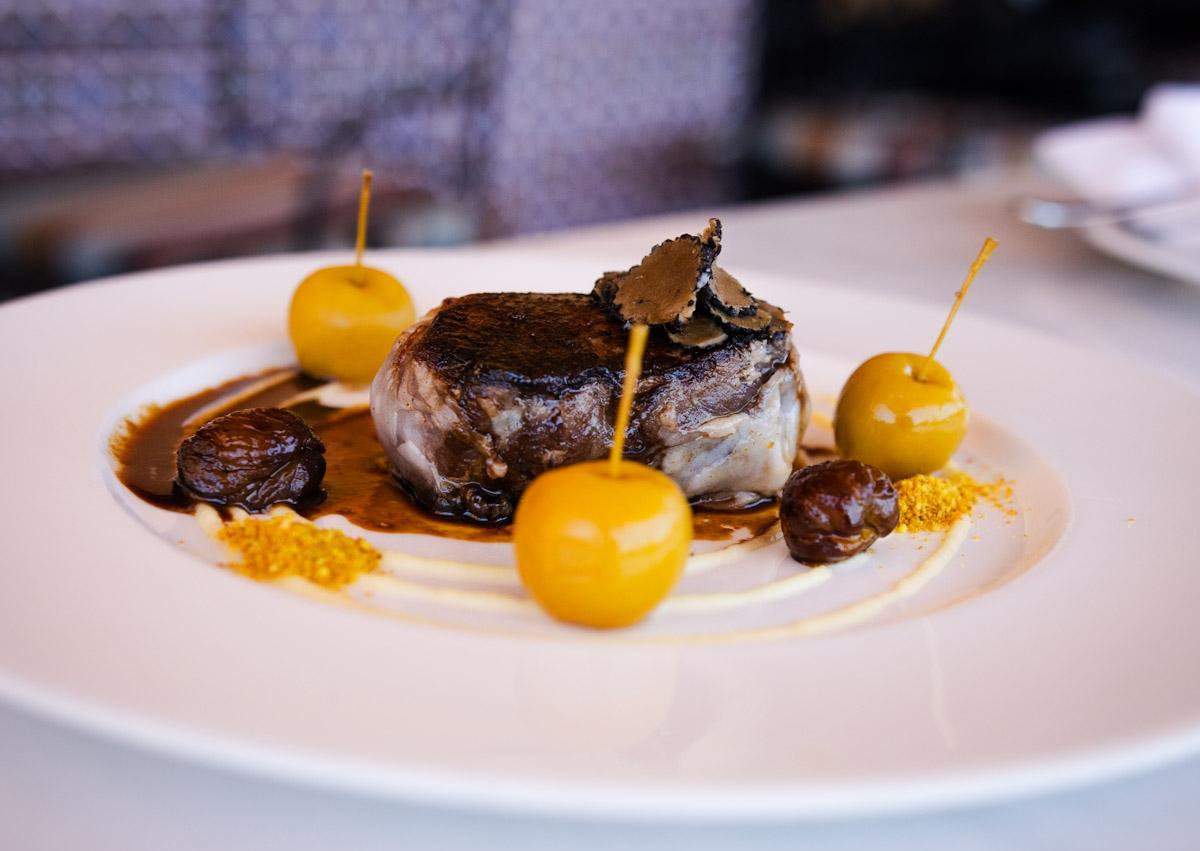 Imagen secundaria 1 - El lomo de bacalao confitado y emulsión de zanahoria | El lomo de ciervo marinado en oloroso y trufa, chalota, manzana y castañas | Esaú Hita y César García, en la terraza del Palace. 