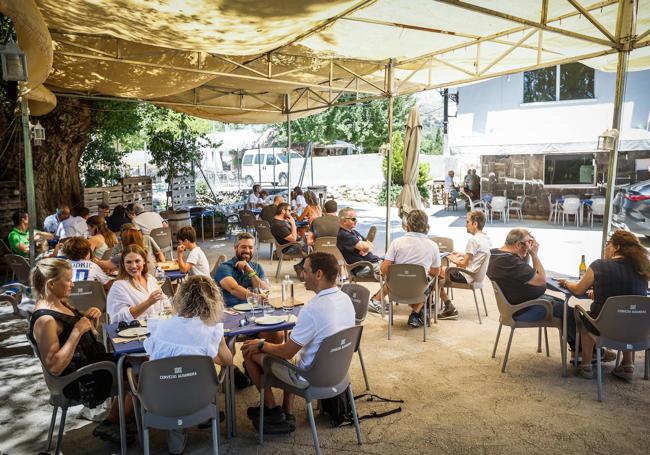 Verano a mediodía en la terraza de Taberna Prado Negro, donde se está en la gloria y al fresquito.