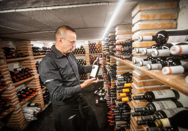 Miguel Ángel López, en la bodega de Taberna Prado Negro.