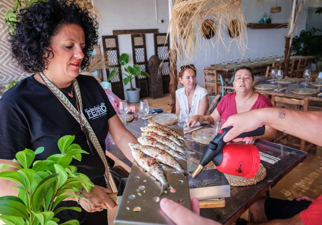 En este restaurante de Castell las sardinas salen en rejillas con tomillo, ralladura de limón y pimenta rosa.