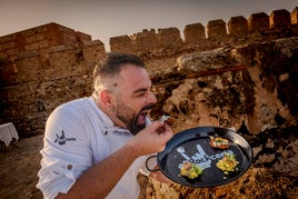 Raúl Cáceres con las tapas de su autoría.