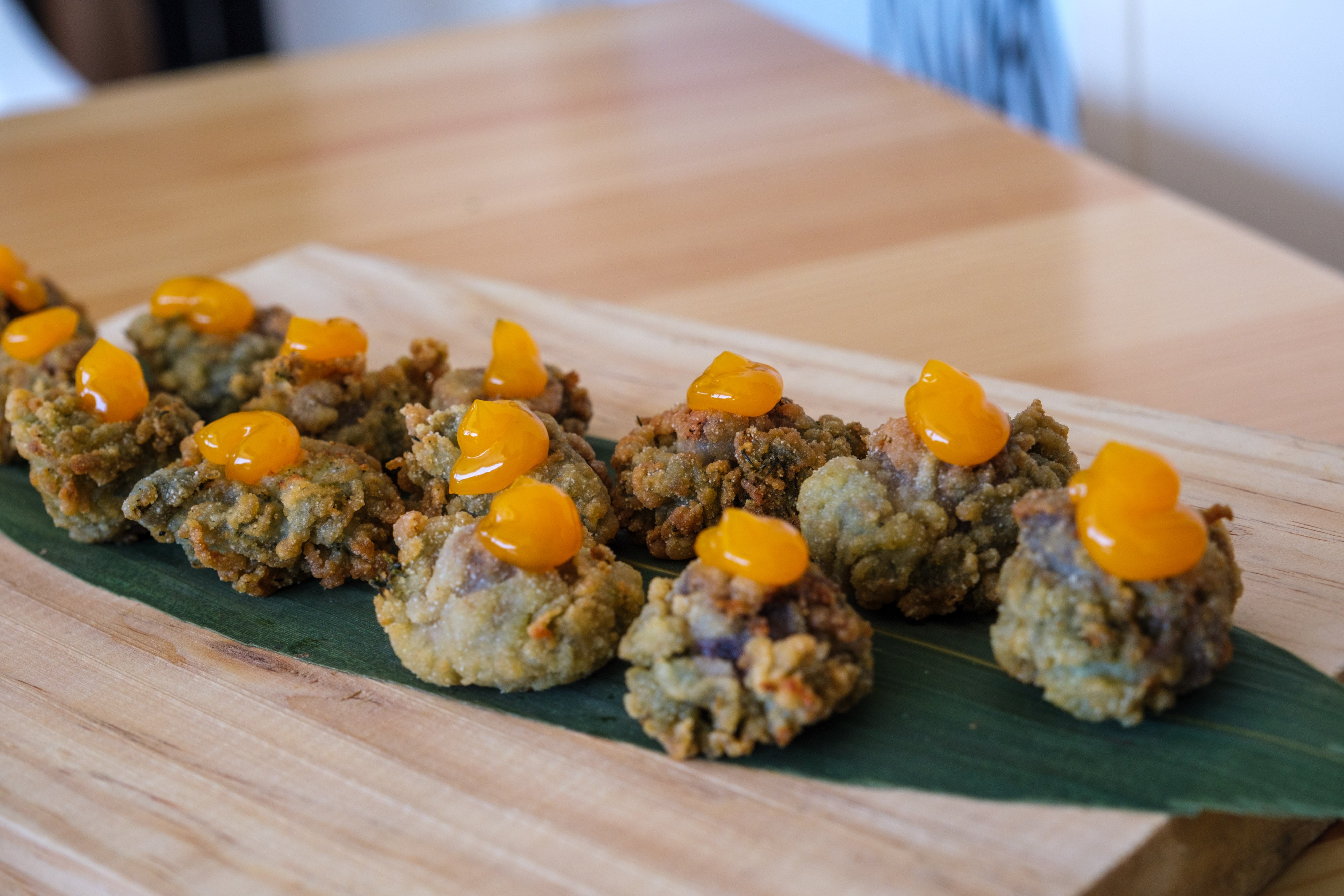 Las ortiguillas, crujientes por fuera y cremosas por dentro, con su toque de yema de huevo para hacerlas más untuosas.