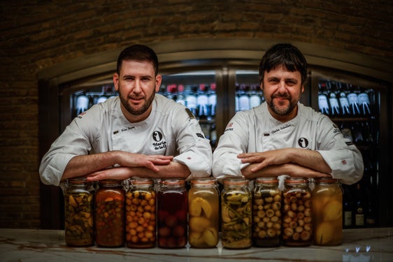 Fran Reyes y Chechu González con varios de los encurtidos y fermentados que elaboran en el restaurante María de la O, reconocido con un Sol Repsol.