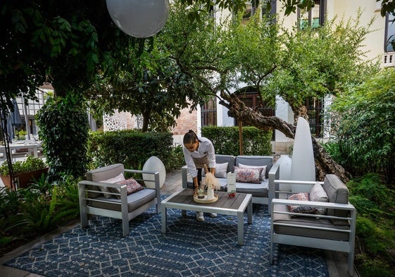 El jardín-terraza del Hotel Palacio de los Patos.