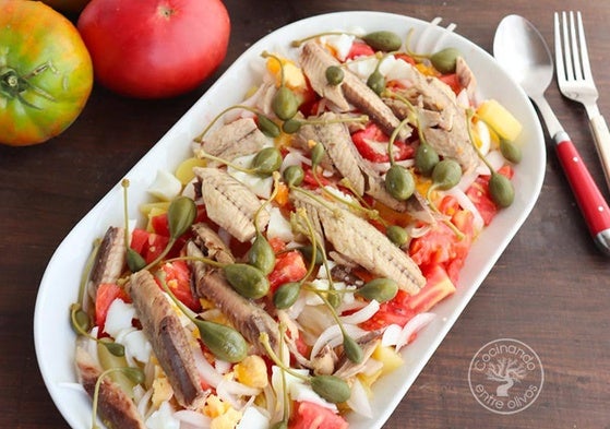 Ensalada de patata y tomate con caballa y alcaparrones