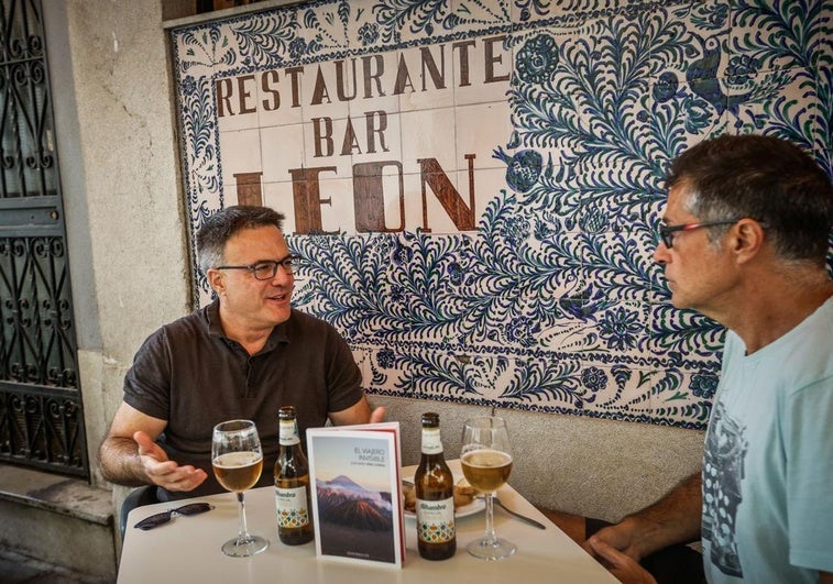 José María Pérez Zúñiga habla en el Restaurante Bar León de su novela 'El viajero invisible'