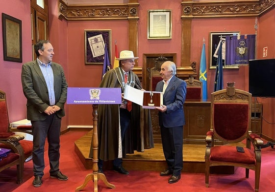José Pedraza recibie la distinción en el Ayuntamiento de Villaviciosa