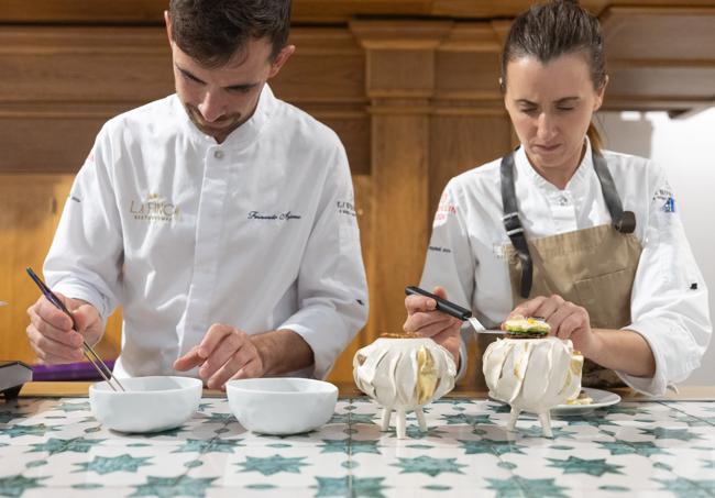 Fernando Arjona y Alicia Gámiz, terminando de emplatar.
