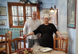 Cristina y su marido Manuel en el salón del restaurante.