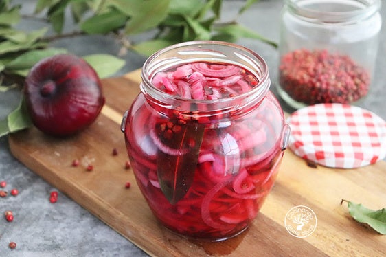 Cebolla roja encurtida casera con vinagre