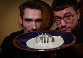 Jorge Seco e Ismael Abderrahaman con uno de los platos de su restaurante, Albidaya.