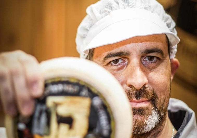 Roberto Rivas muestra uno de los quesos premiados de Las RRR de Maracena.